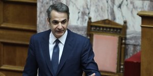 Ο Κυριάκος Μητσοτάκης δίνει ομιλία στη Βουλή