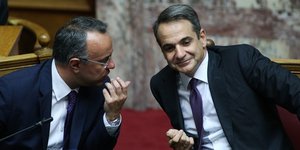 Ο πρωθυπουργός Κυρ. Μητσοτάκης με τον ΥΠΟΙΚ Χρ. Σταϊκούρα κατά τη συζήτηση του προϋπολογισμού 2020
