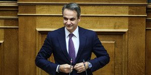 Ο Κυριάκος Μητσοτάκης στη Βουλή κουμπώνει το σακάκι του