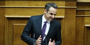 Ο πρωθυπουργός Κυριάκος Μητσοτάκης υπενθύμισε στη Βουλή «προεκλογικά» ψέματα των κκ Τσίπρα-Τσακαλώτου