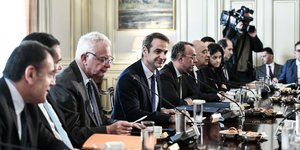 Ο Κυριάκος Μητσοτάκης στο τραπέζι του υπουργικού συμβουλίου