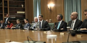 Ο Κυριάκος Μητσοτάκης μιλάει στο υπουργικό συμβούλιο