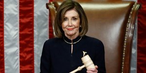 Η Νάνσι Πελόζι χαμογελάει με σφυρί στο χέρι