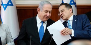 Ο Μπενιαμίν Νετανιάχου συνομιλεί με σύμβουλο