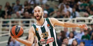 Ο Νικ Καλάθης κρατάει την μπάλα
