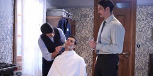 Ο Νικηφόρος ξυρίζεται για τον γάμο του με την Ασημίνα στις «Άγριες Μέλισσες»