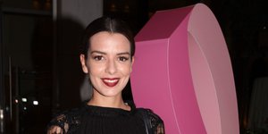 H Νικολέττα Ράλλη με τζιν και μαύρη μπλούζα