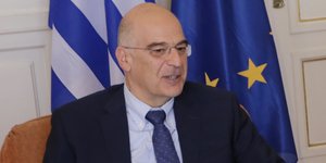 Ο Νίκος Δένδιας με μπλε γραβάτα