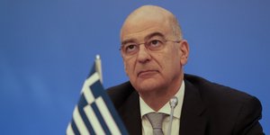 Σημαιάκι μπροστά από τον Νίκο Δένδια