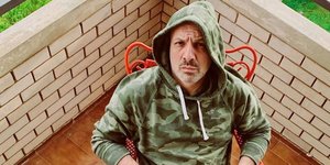 Ο Νίκος Μουτσινάς κάνει ένα ξεσκαρτάρισμα