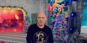 Ο Νίκος Μουτσινάς με μαύρο παντελόνι και μαύρη μπλούζα στην εκπομπή «Καλό Μεσημεράκι»