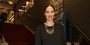 Η Νόνη Δούνια με φόρεμα και κολιέ σε σκάλες