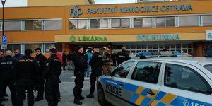 Εικόνα έξω από το νοσοκομείο της Οστράβα, στην Τσεχία όπου έλαβαν χώρα οι πυροβολισμοί