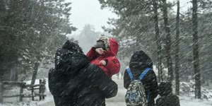 Οικογένεια απολαμβάνει το χιόνι στην Πάρνηθα 