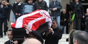 Καλυμμένο με τη σημαία του Ολυμπιακού το φέρετρο