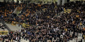 Φίλαθλοι της ΑΕΚ στο κλειστό του ΟΑΚΑ