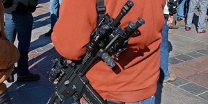 Ανδρας κουβαλάει όπλο