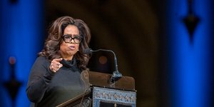 H Οπρα Γουίνφρεϊ δίνει ομιλία