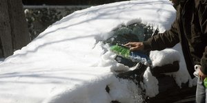Παρμπρίζ αυτοκινήτου γεμάτο χιόνι και πάγο