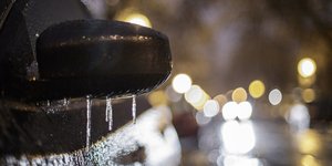 Η παγωμένη βροχή σε καθρέφτη αυτοκινήτου