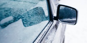 Παγωμένα τζάμια μαύρου αυτοκινήτου 