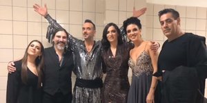 Ο Πάνος Μουζουράκης με τους παίκτες του The Voice