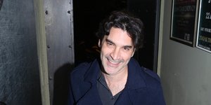 O Χριστόφορος Παπακαλιάτης με μπλε παλτό 