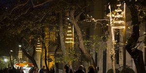 Ο εορταστικός φωτισμός της Διονυσίου Αρεοπαγίτου εντυπωσιάζει κατοίκους και περαστικούς.