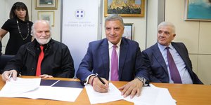 Η στιγμή της υπογραφής από τον Γιώργο Πατούλη, υπό το βλέμμα του Δημήτρη Μελισσανίδη