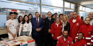 Ο Γιώργος Πατούλης με εθελοντές και μέλη του Ιατρικού Συλλόγου Αθηνών