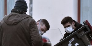 Αστυνομικοί της ΕΛ.ΑΣ. ψάχνουν κάδους σκουπιδιών στα Πετράλωνα