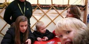 Το photobombing του άτακτου μπόμπιρα στη φωτογραφία της Κέιτ Μίντλετον