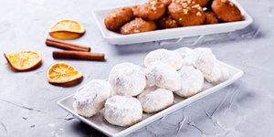 Πιατέλες με τα γλυκά των Χριστουγέννων, τα μελομακάρονα και τους κουραμπιέδες