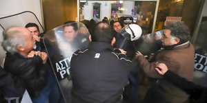 Ενταση μεταξύ μελών του ΠΑΜΕ και αστυνομικών δυνάμεων