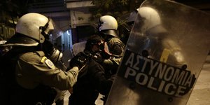 Αστυνομική της ομάδας των ΜΑΤ με κράνη και ασπίδες στα Εξάρχεια