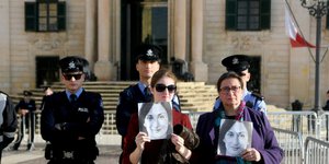 Πολίτες διαμαρτύρονται για τη δολοφονία της Ντάφνε Καρουάνα Γκαλιζία στη Μάλτα 