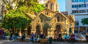 καθισμένοι σε πεζούλι εκκλησιας