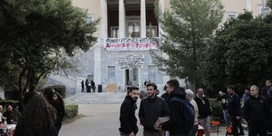Η είσοδος του Πολυτεχνείου με πανό