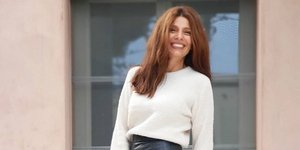 Η Πόπη Τσαπανίδου με πλεκτό και δερμάτινη φούστα