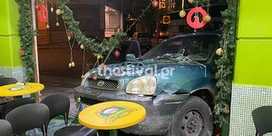 αυτοκίνητο κατέληξε μέσα σε βιτρίνα