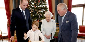 Ο πρίγκιπας Τζορτζ φτιάχνει πουτίγκα με την βασίλισσα Ελισάβετ