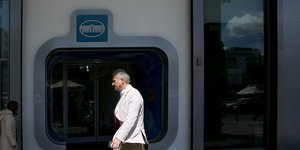 Περαστικός έξω από κατάστημα της Εθνικής Τράπεζας