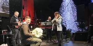 Ανέβηκε πάνω στη σκηνή και της έκανε πρόταση γάμου μπροστά σε χιλιάδες θεατές