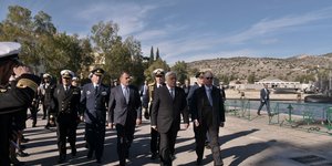 Ο Πρόεδρος της Δημοκρατίας Προκόπης Παυλόπουλος, ο υπουργός Εθνικής Άμυνας Νικόλαος Παναγιωτόπουλος και ο πρόεδρος της Βουλής Κώστας Τασούλας, κατά τη διάρκεια της τελετής, ονοματοδοσίας και εντάξεως στο Πολεμικό Ναυτικό του πλοίου Γενικής Υποστήριξης «ΑΤΛΑΣ-1»