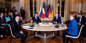 Μέρκελ, Πούτιν, Μακρόν και Ζελένσκι σε τραπέζι