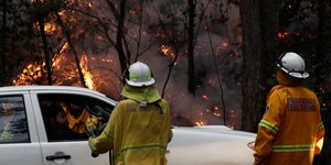 Πυροσβέστες παρακολουθούν τη φωτιά στην Αυστραλία