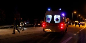 Πυροσβέστες και ασθενοφόρο σε δρόμο