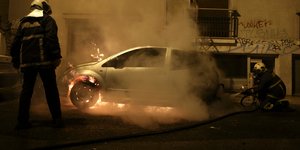 Πυροσβέστες σβήνουν φωτιά σε αυτοκίνητο