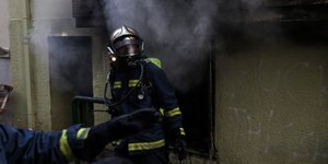 Ηράκλειο: Στις φλόγες συνεργείο μοτοποδηλάτων στο κέντρο της πόλης