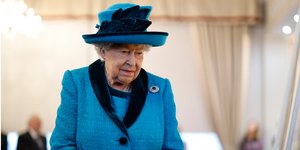 Η βασίλισσα Ελισάβετ με μπλε και μαύρο ταγέρ